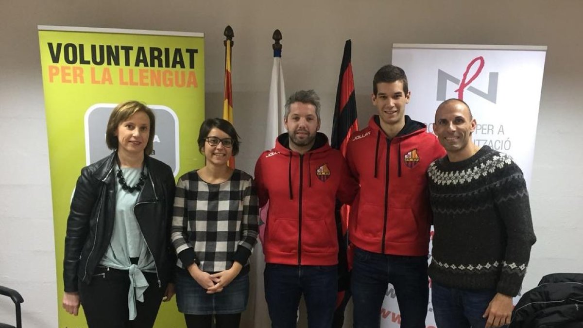 Juanjo Matilla y Cándido Ballart acompañados de Rut Ortiz, dinamitzadora del Voluntariado por|para la lengua, y Anna Saperas, directora del CNL, y Jordi Salvadó, responsable del Área Social del Reus Deportiu.