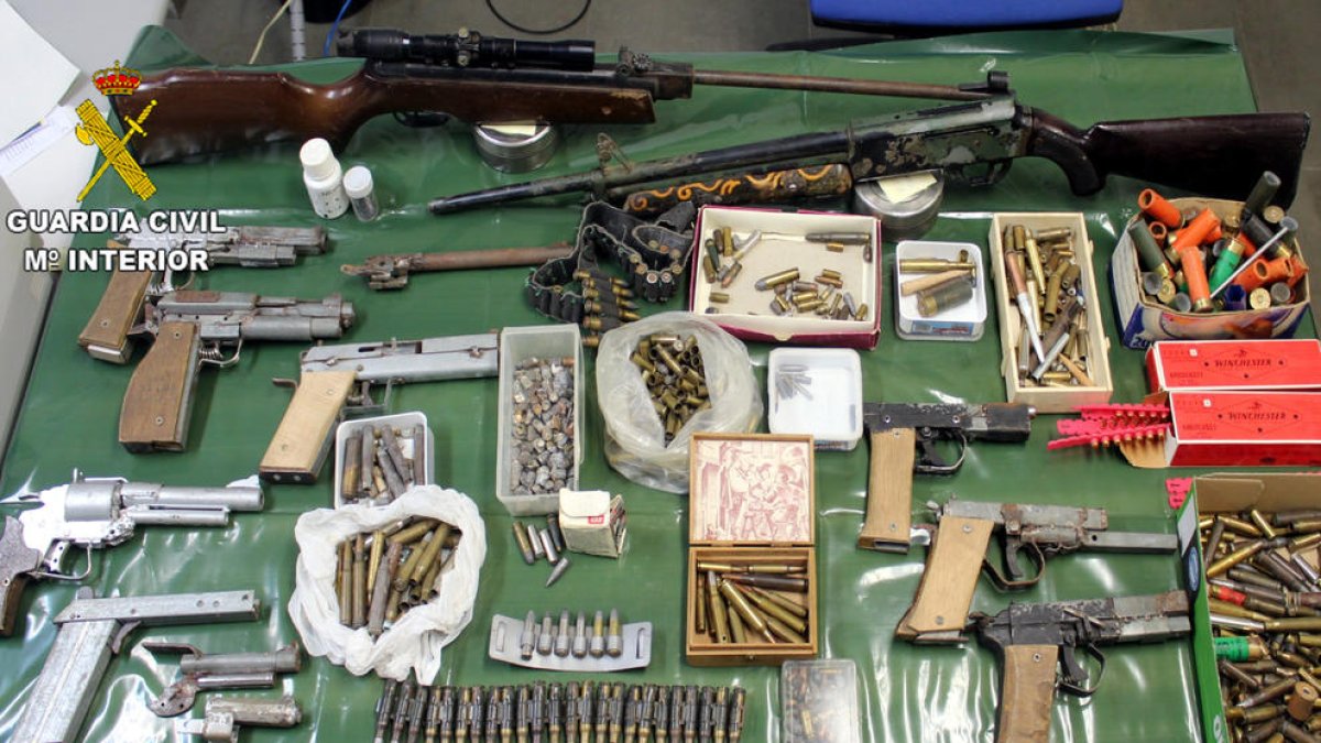 Imagen general de las armas confiscadas en la detención de un hombre en Vinaròs, acusado de un delito de fabricación no autorizada de armas, depósito ilegal de armas y munición.