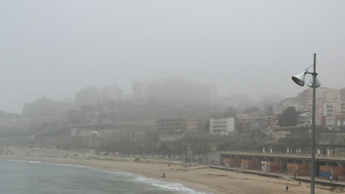 La niebla ha sido la protagonista este jueves por la mañana en el Camp de Tarragona.