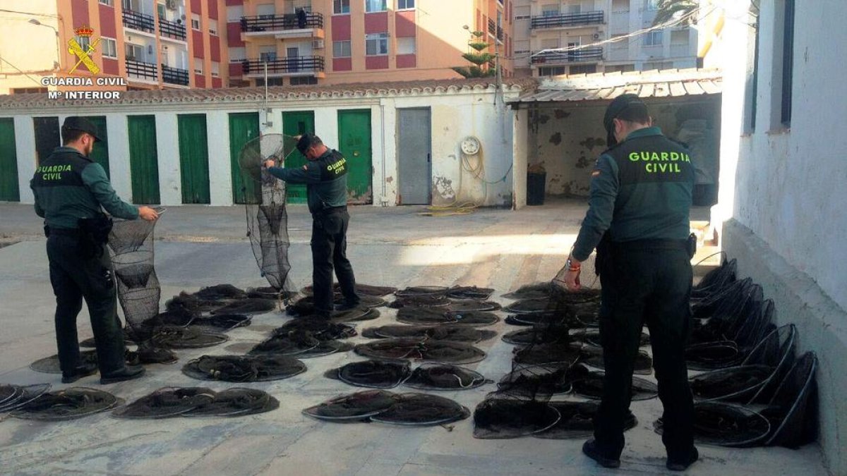 La Guardia Civil decomisó 69 redes de pesca prohibidas tipo «gànguils», utilizadas por la captura de la angula.