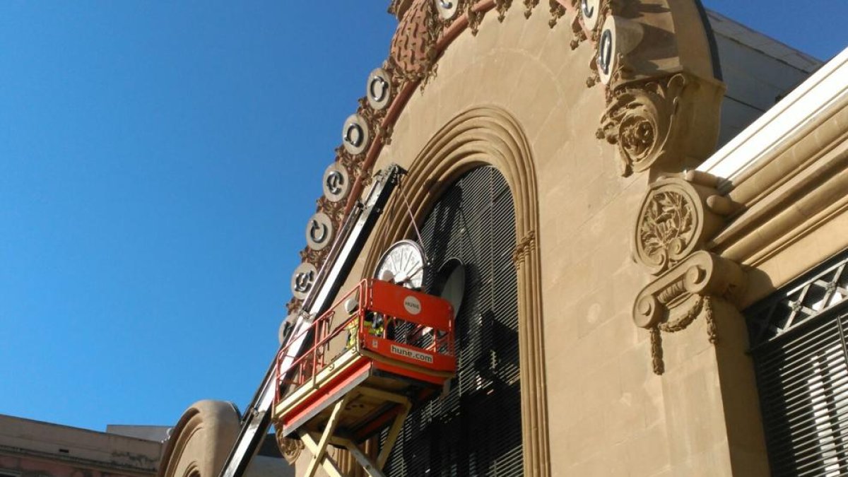 El reloj del Mercat Central se ha instalado este martes por la mañana.