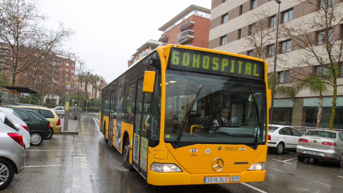 Un vehicle de la L60, que connecta les Oques i el Sant Joan.