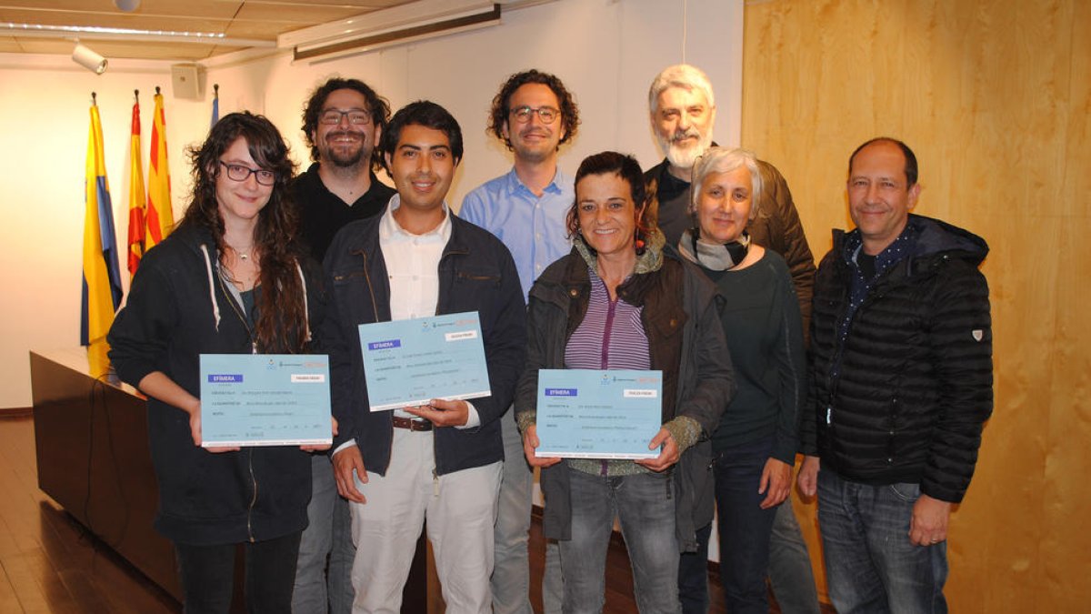 Fotografía de familia del acto de entrega de los premios, con los tres ganadores.