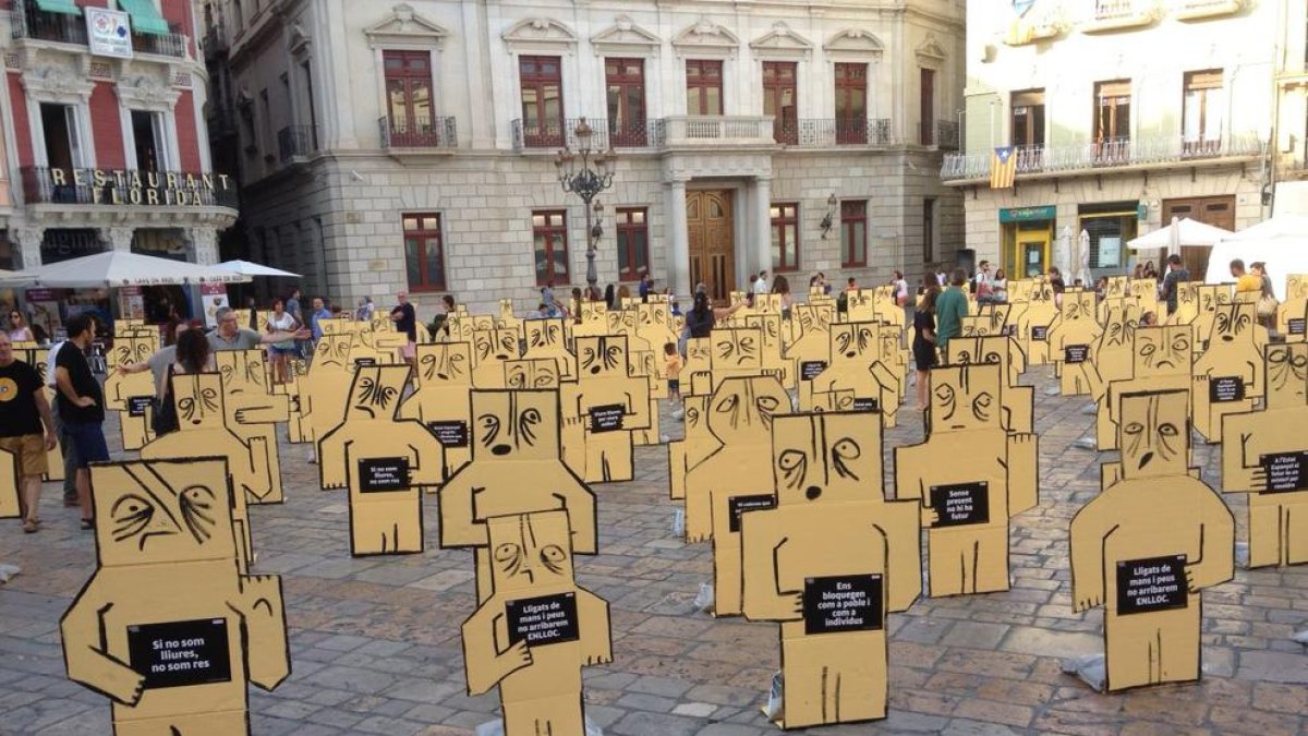 L'ANC denuncia 'el inmovilismo del Estado' con 200 maniquíes en Reus