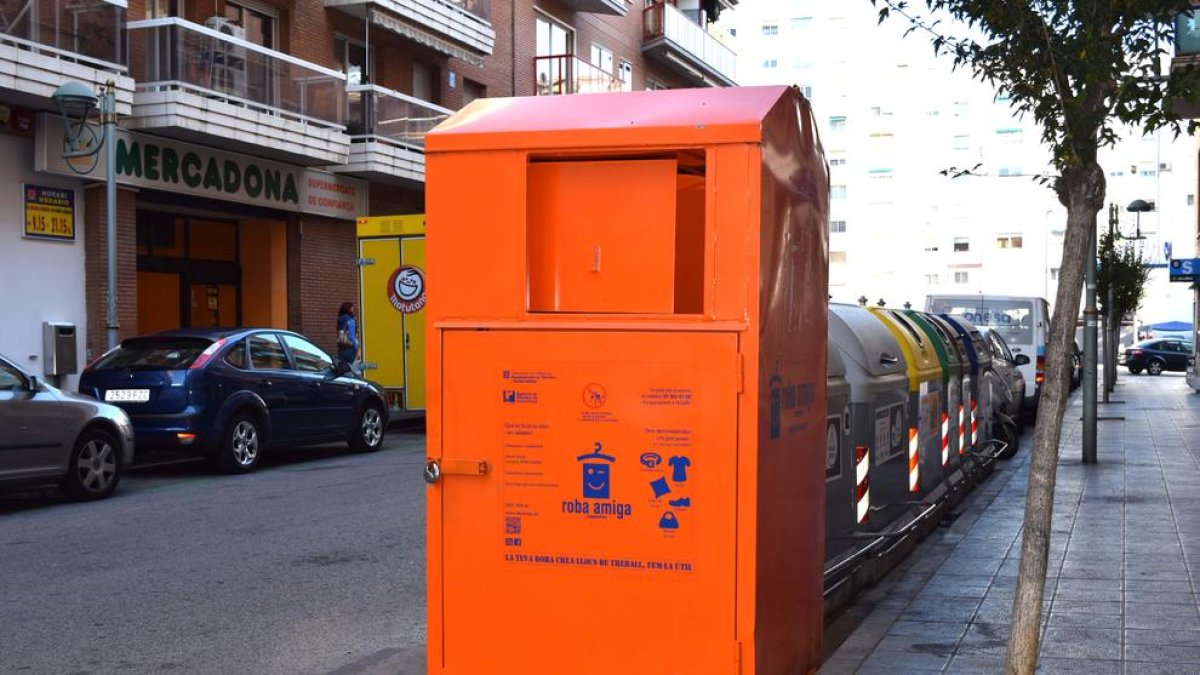 El contenedor se encuentra situado ante el número 4 de la calle Manuel de Falla.