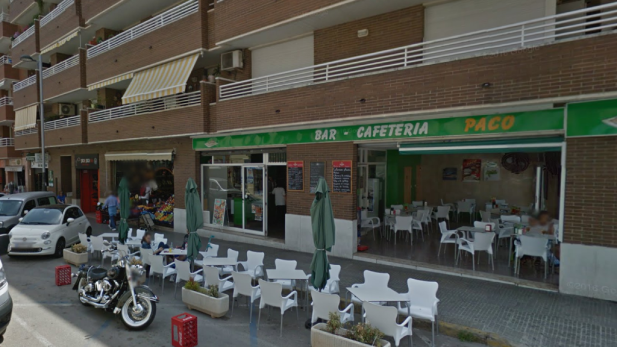 El coche se ha llevado la terraza del bar-cafetería Paco, de la calle de Pere Badia.