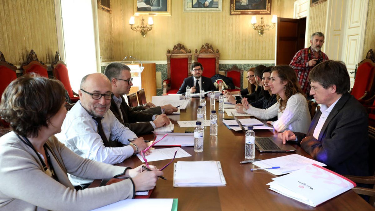 Els integrants de la reunió, a l'Ajuntament.