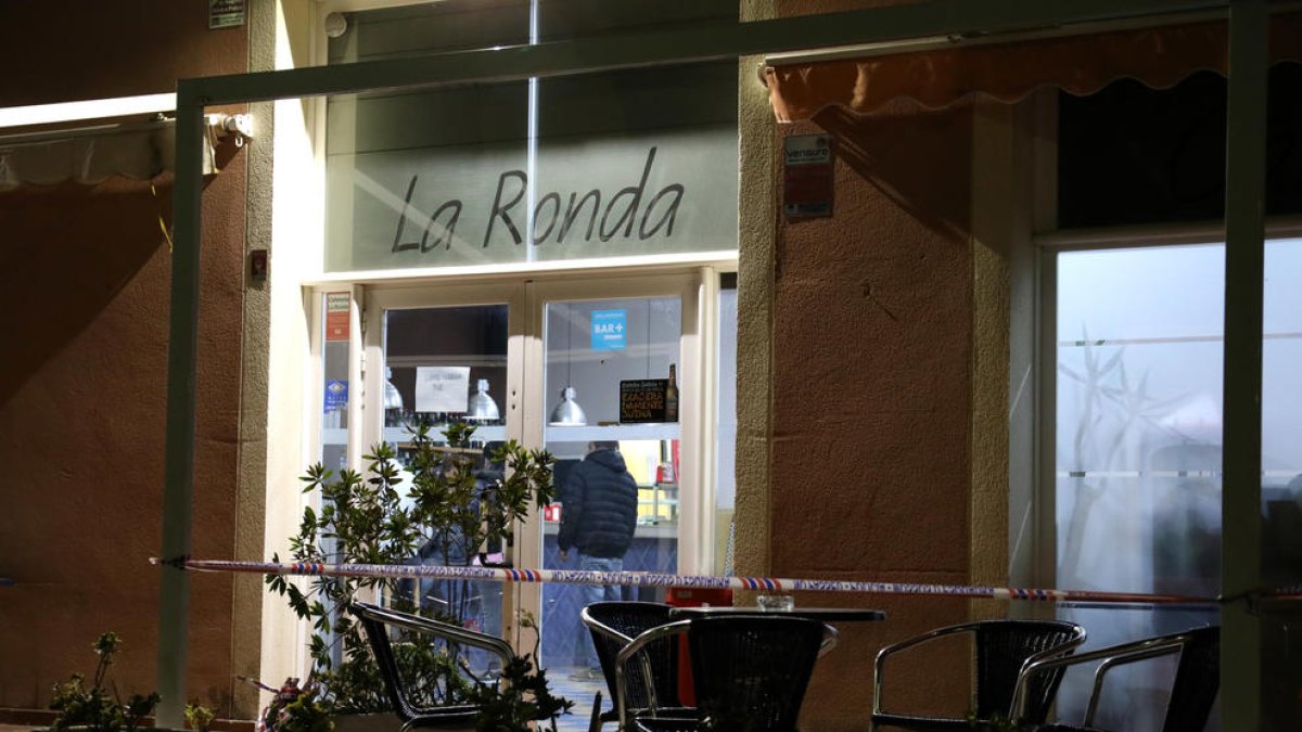 El bar La Ronda amb la cinta dels Mossos d'Esquadra després del segrest.