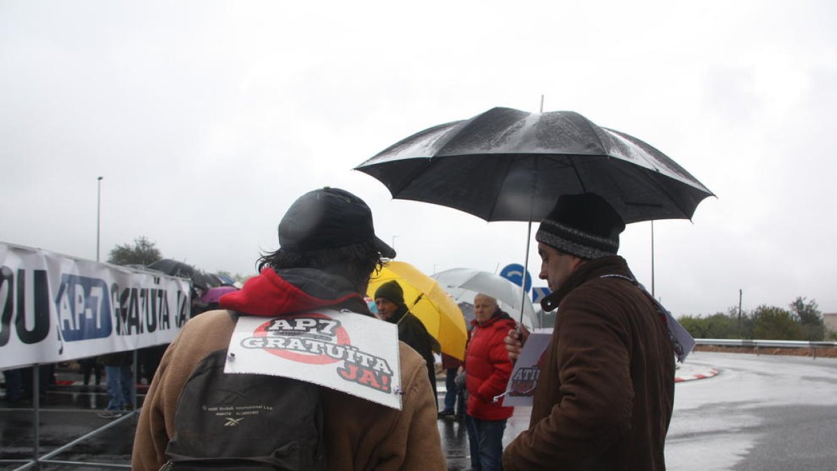 Dos manifestants a la mobilització del Perelló.