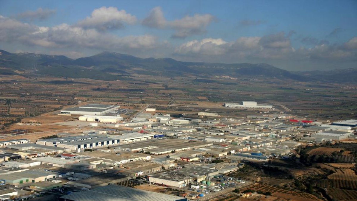 Imatge aèria del polígon industrial de Valls i de muntanyes al fons, en una imatge publicada el 14 de febrer del 2017