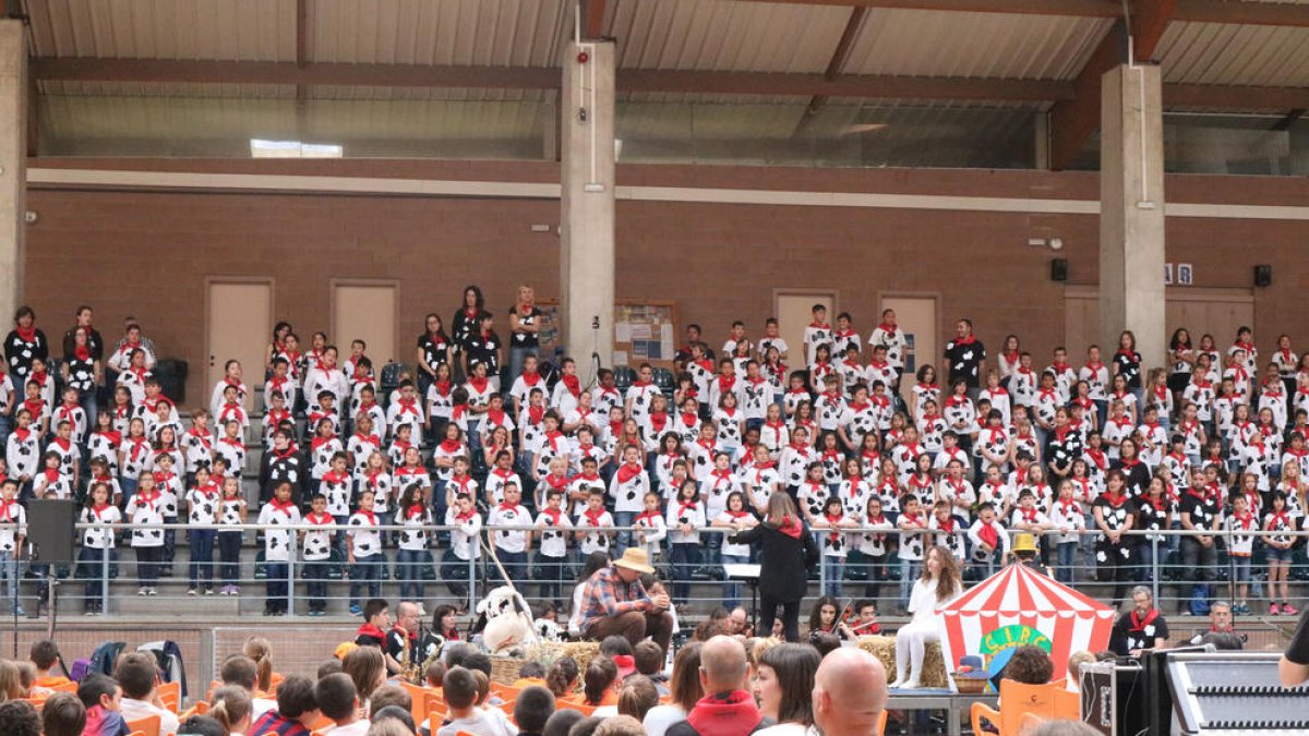 400 alumnes de tercer de primària participen a la Cantata 'Florinda, la vaca pallassa'