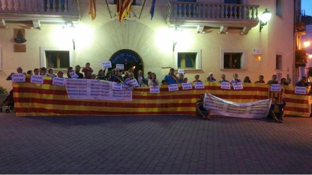 Los vecinos se concentraron delante de la casa consistorial con pancartas de 'queremos votar'.