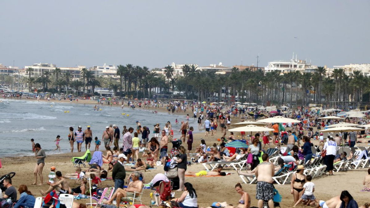 Pla general de banyistes a la platja de Salou l'any passat