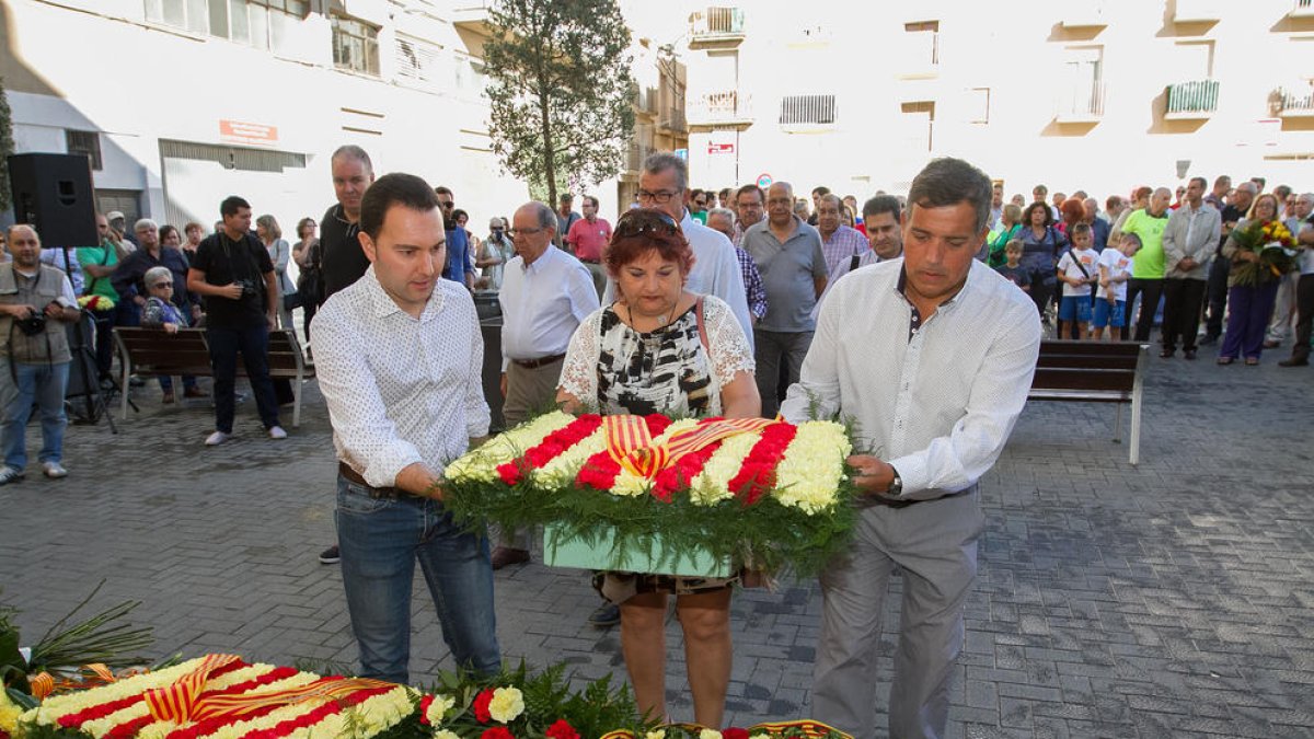 La ofrenda floral ha contado con representantes del consistorio y entidades de la ciudad.