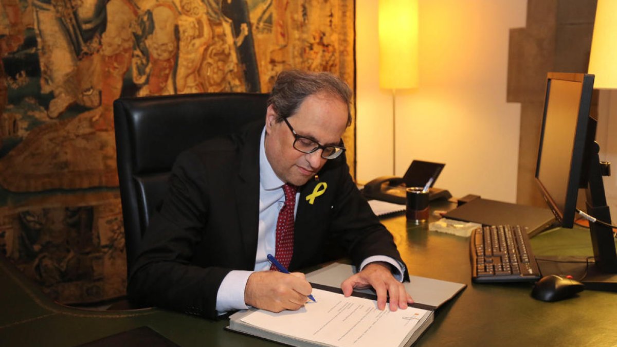 El president de la Generalitat, Quim Torra, signant un nou decret de nomenaments per formar Govern.