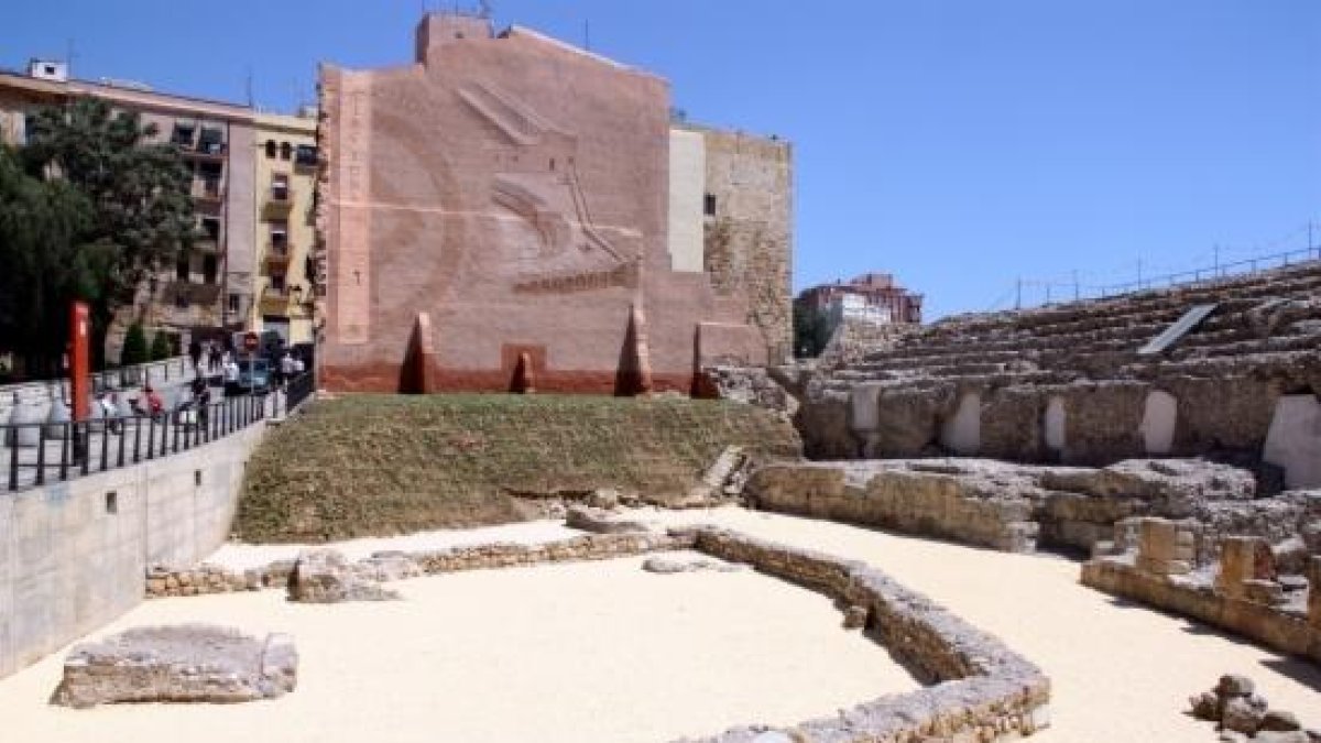 La capçalera del Circ romà de Tarragona, amb la sorra a la seva cota original i el nou talús enjardinat.
