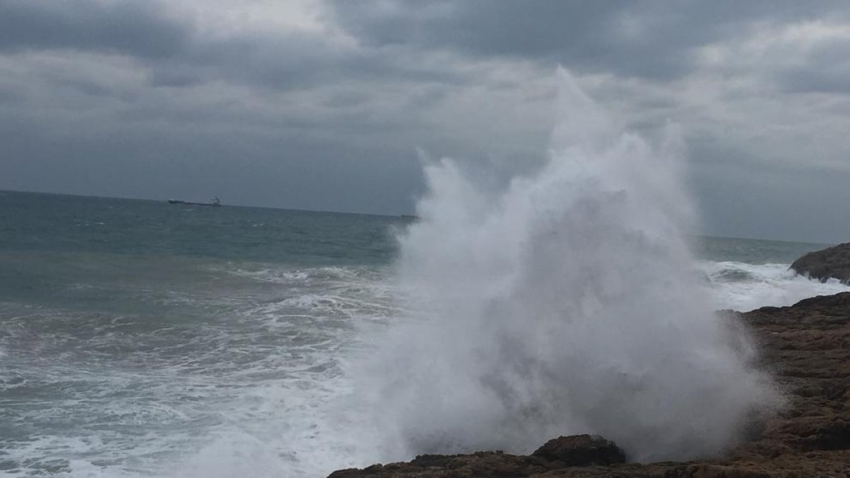 Las olas impactaban con fuerza en la costa tarraconense esta tarde.