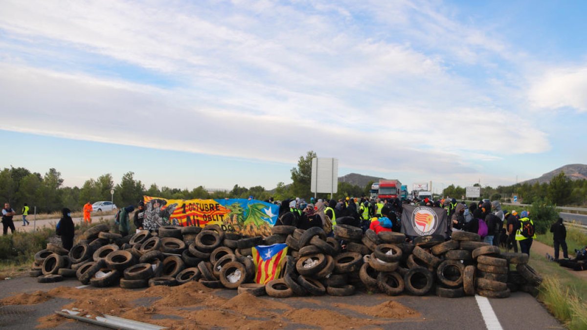 Imagen de neumáticos cortando el AP7 a la altura de Vandellòs