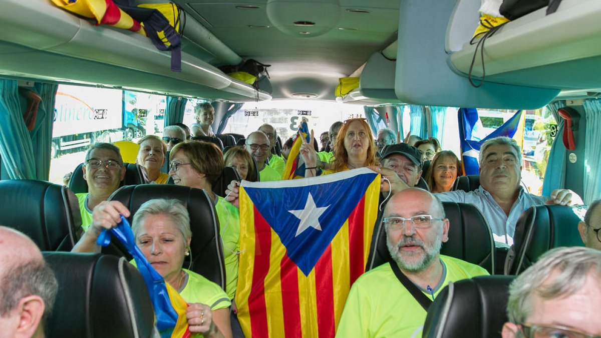 Els reusencs han marxat carregats d'estelades cap a Barcelona.