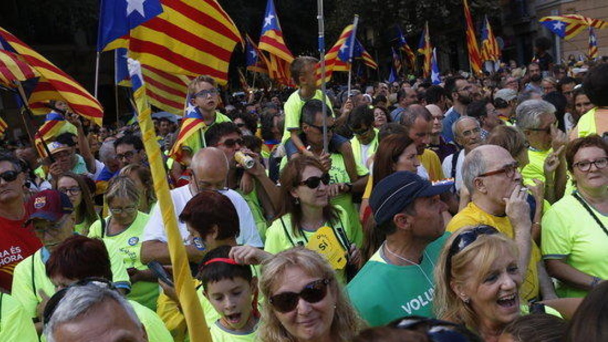 Imatge de participants a la manifestació, ja amb la samarreta fluorescent.