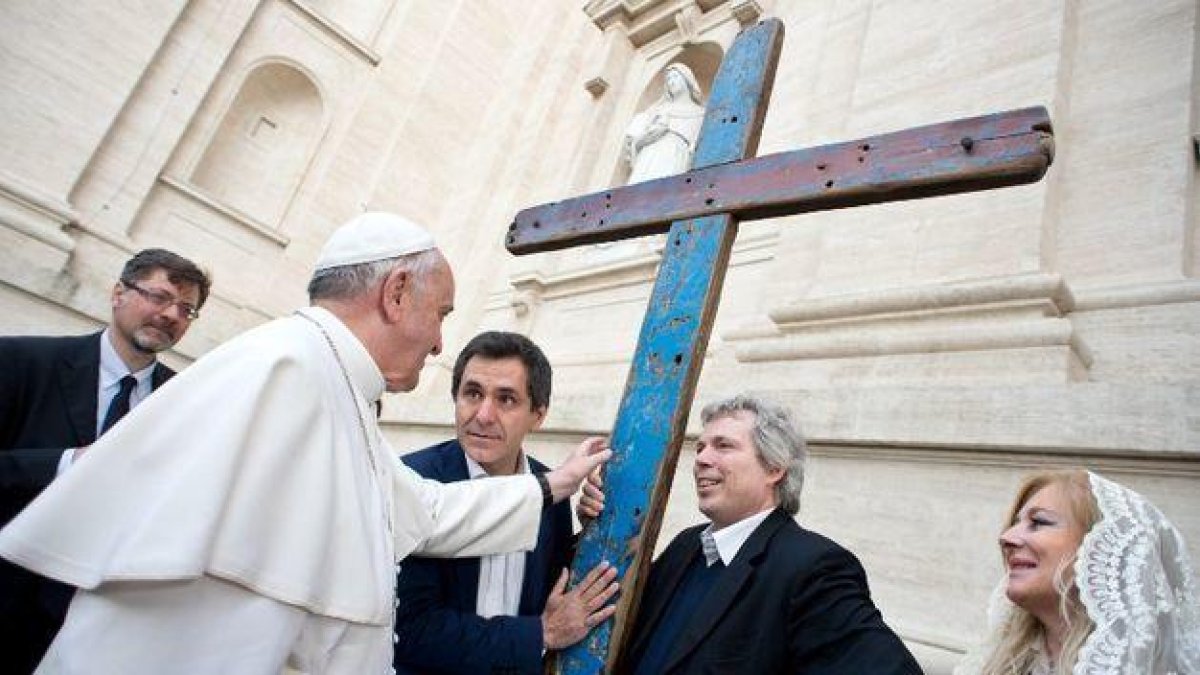 Imatge del Papa quan va rebre la creu construïda amb fusta de pateres.