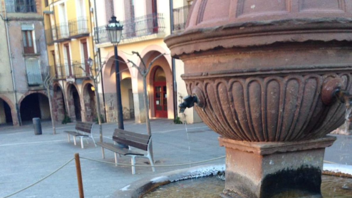 Imagen de la plaza Major de Prades y la fuente este miércoles por la mañana.