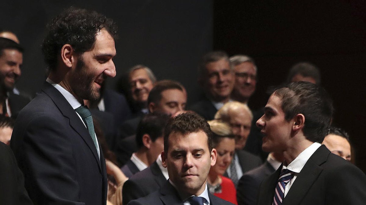 Bruno Hortelno en un moment de l'acte de lliurament.