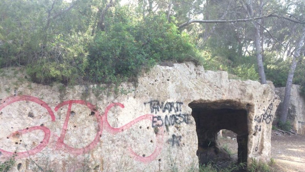 Estat en què es troba la pedrera medieval de Tamarit, plena de grafittis.
