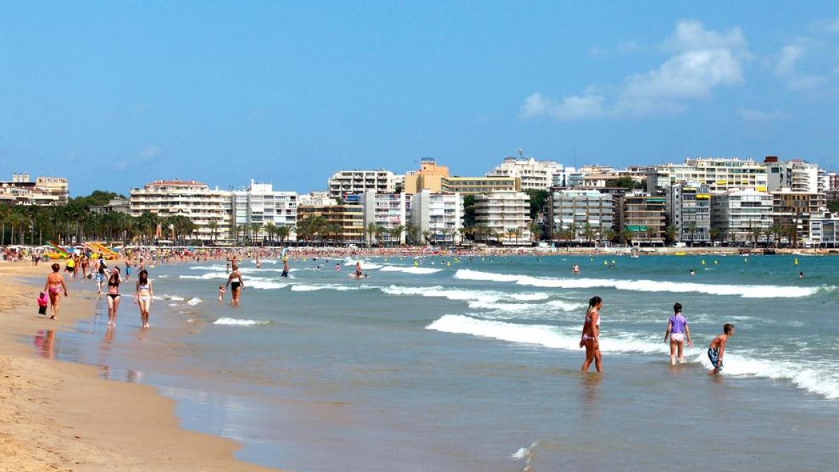 Un chico de 23 años queda herido grave después de estar a punto de ahogarse en la Playa de Levante de Salou