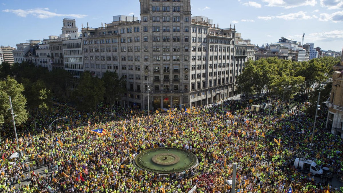 Imatge aèria del Passeig de Gràcia amb Gran Via, en un moment de la manifestació.