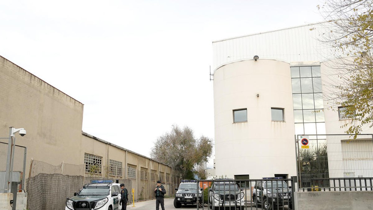 Agents i vehicles de la Guàrdia Civil a la seu d'Unipost, a l'Hospitalet de Llobregat