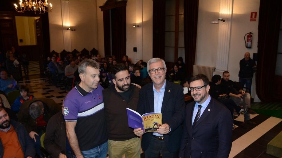 L'alcalde ha assistit a la presentació del llibre.