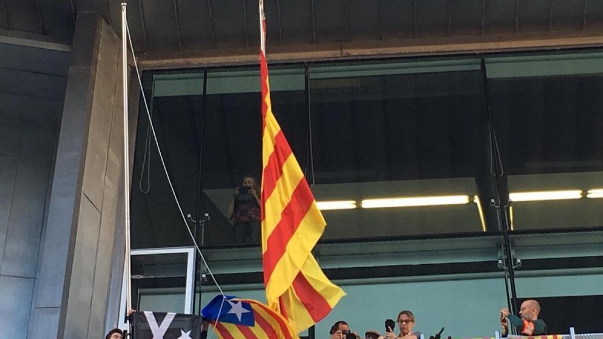 Moment en què canvien l'estelada per la bandera espanyola.