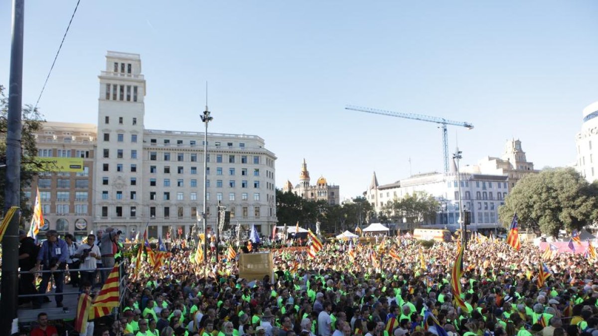 La Plaça Catalunya plena de manifestants amb estelades.