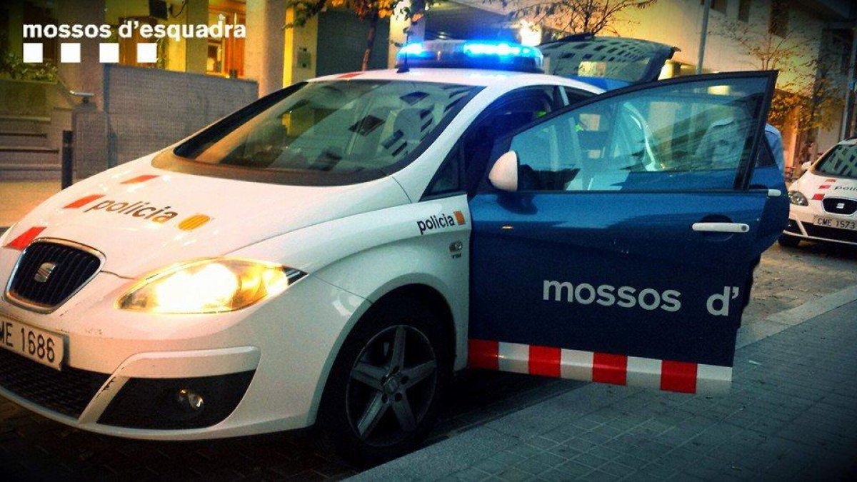 Imagen de archivo de un coche patrulla de los Mossos D'Esquadra.