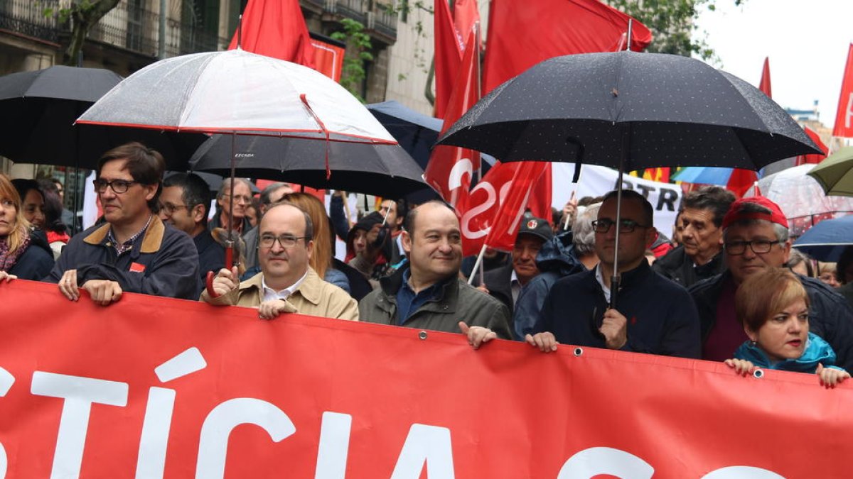 Miquel Iceta, con paraguas, para resguardarse de la lluvia.