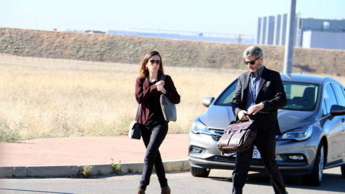 Van den Eynde y otra letrada, llegando a Alcalá-Meco.