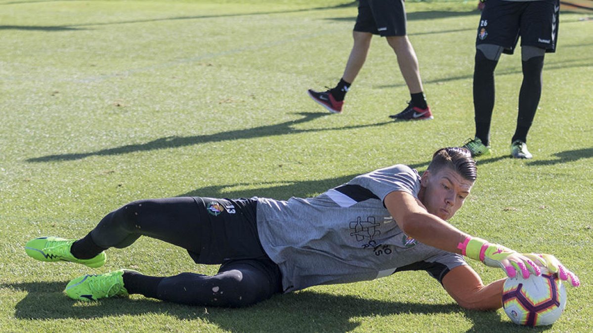 El meta no va participar en la sessió d'entrenament amb els de Pucela per tancar la incorporació al Nàstic.