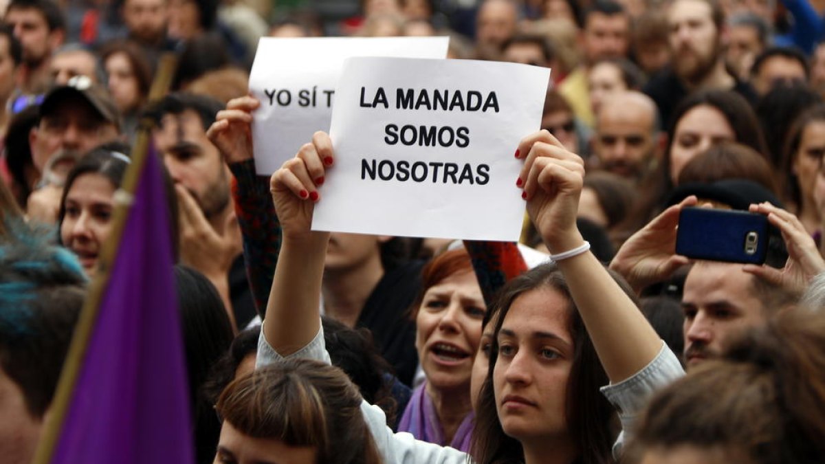 Primer pla d'una noia a la concentració de rebuig a la sentència de 'La Manada' a Tarragona, alçant una pancarta amb el lema 'La manada somos nosotras'. Imatge del 26 d'abril del 2018