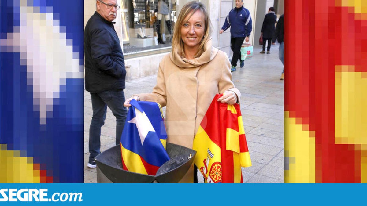 Imagen del fotógrafo Òscar Mirón publicada en el diario Segre donde se puede ver la candidata del PPC por Lérida, Marisa Xandri, tirando una estelada a la basura.