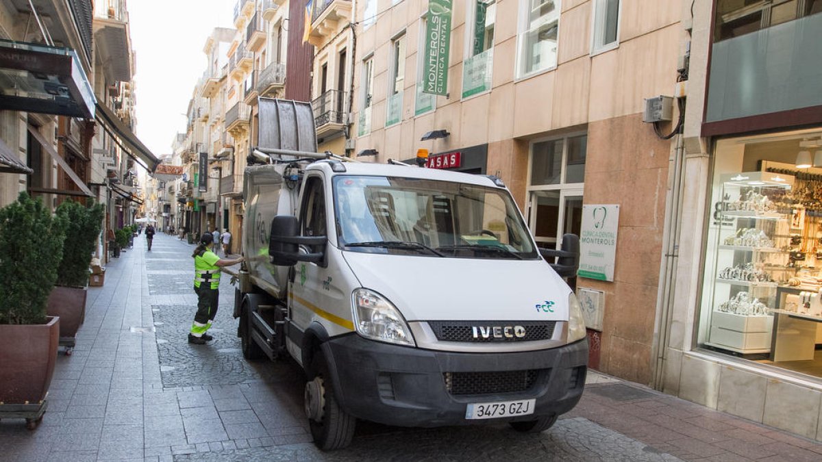 Treballadors de la recollida de la brossa i la neteja, que ofereix FCC fins el 31 de desembre del 2018.