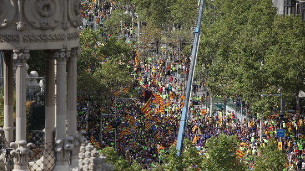 Imatge aèria del Passeig de Gràcia cap a les quatre de la tarda de l'11 de setembre del 2017.