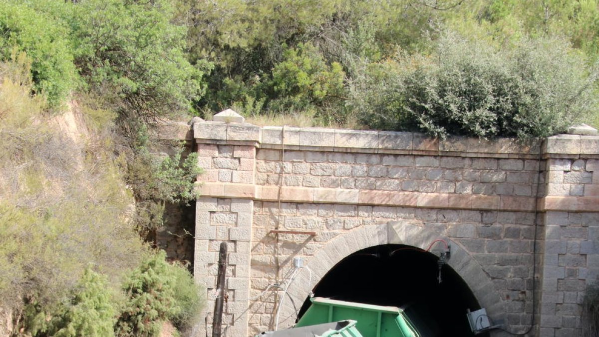 Pla general de l'entrada del túnel on va descarrilar el tren de mercaderies a la R-15, a l'altura de Capçanes (Priorat). Imatge del 14 de juliol de 2017
