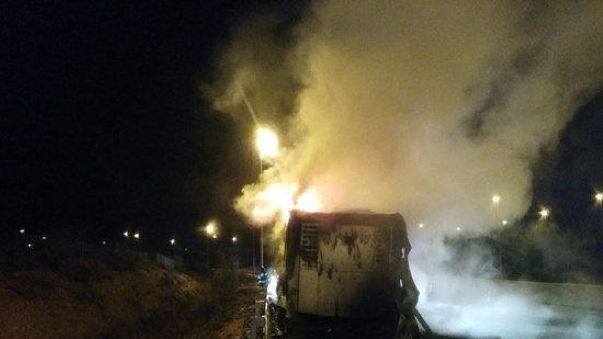 Camió incendiat a l'AP-7 a Banyeres del Penedès.