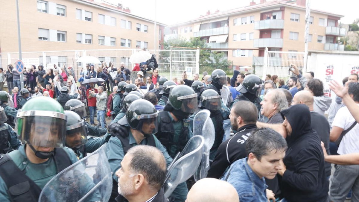 Imatges de confrontacions entre la Guàrdia Civil i gent durant la jornada del referèndum de l'1-O.