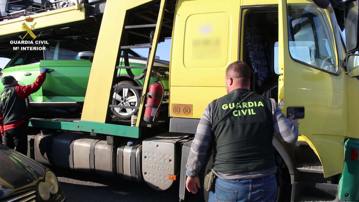 Agents de la Guàrdia Civil inspeccionant un camió al port de Tarragona.