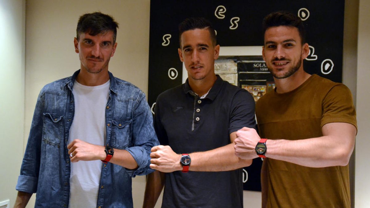 Tito, Edgar Badia y Sillero muestran el reloj oficial del CF Reus Deportiu en la tienda Solanas Joyeros de la calle Monterols.