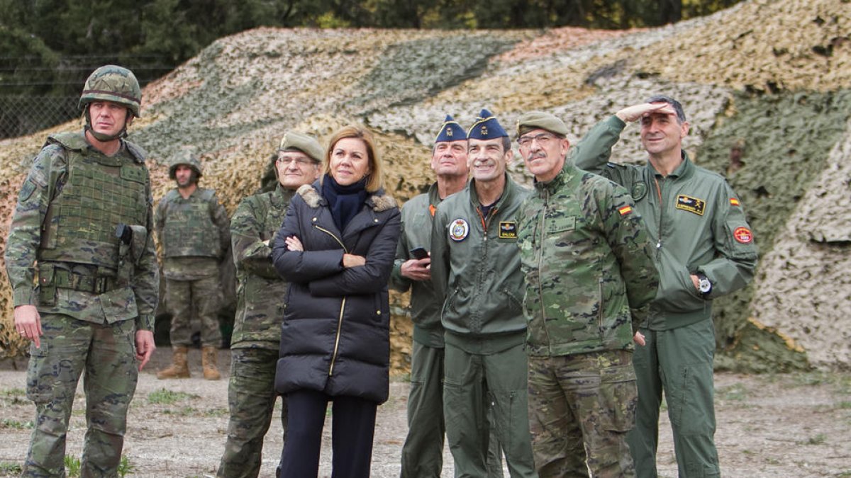 La ministra de Defensa, María Dolores de Cospedal, visitant l'artilleria antiaèria, acompanyada de comandaments militars, durant l'operació 'Eagle Eye' a l'Aeroport de Reus.