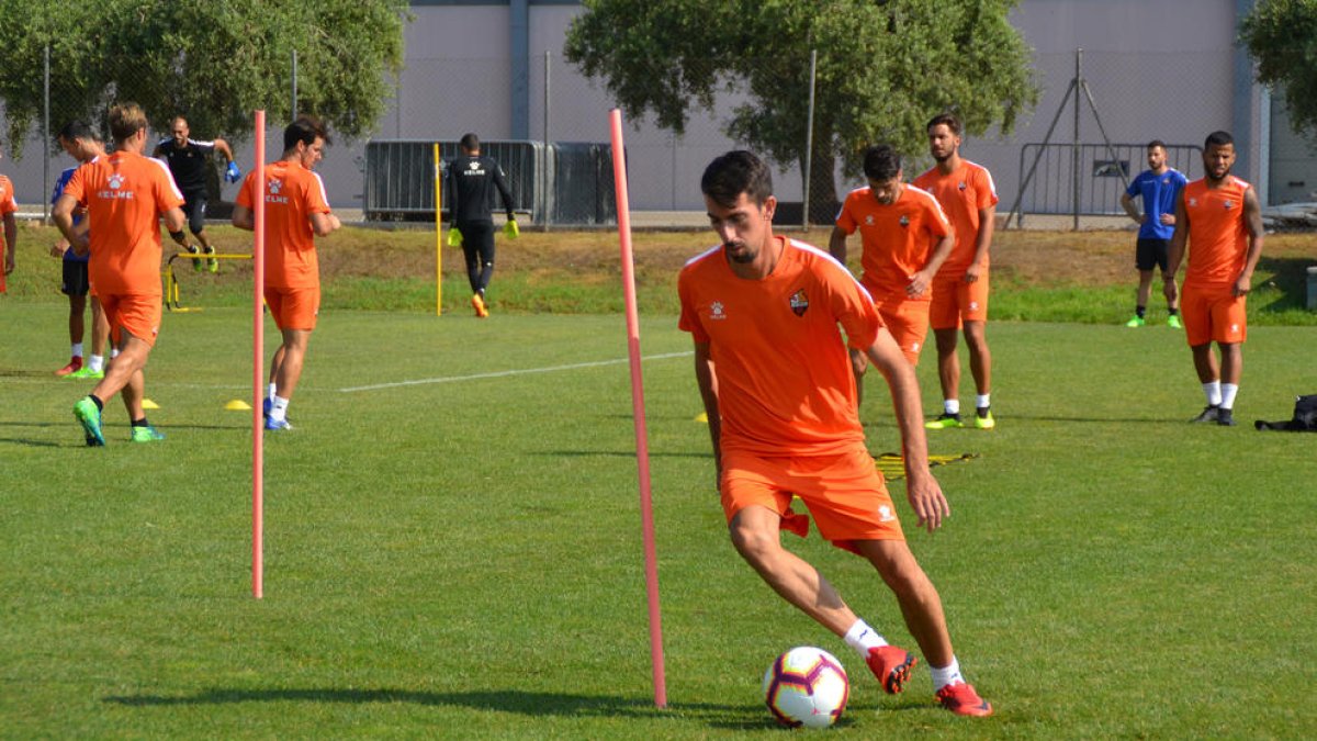 Isaac Cuenca, durante uno de los primeros días de entrenamientos en Reus, ejercitándose con el resto de compañeros.