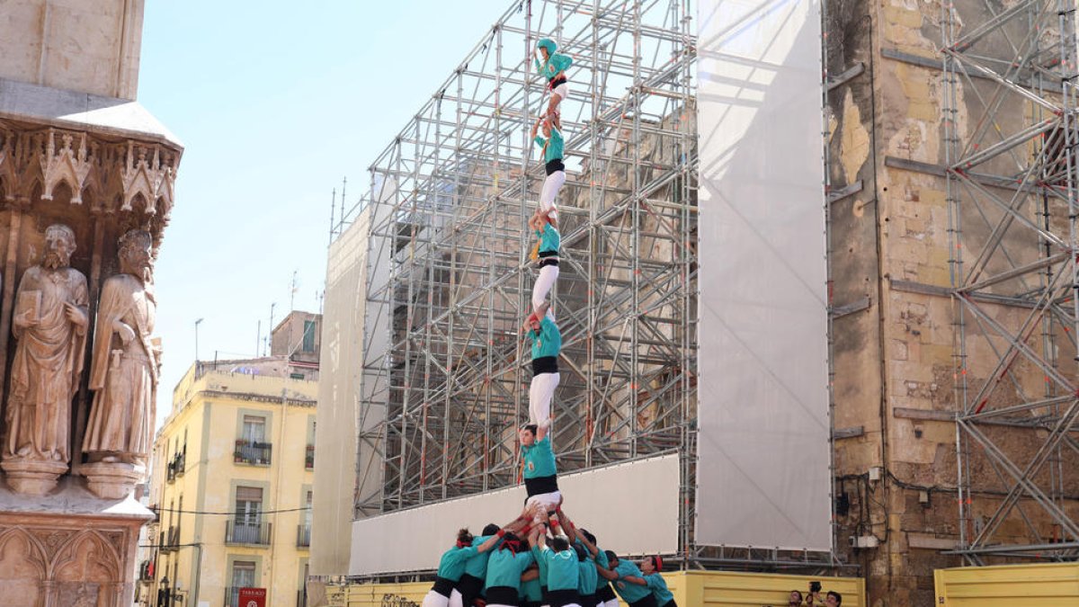 Pilar de 7 folrat dels Castellers de Sant Pere i Sant Pau a la diada de l'Onze de Setembre.